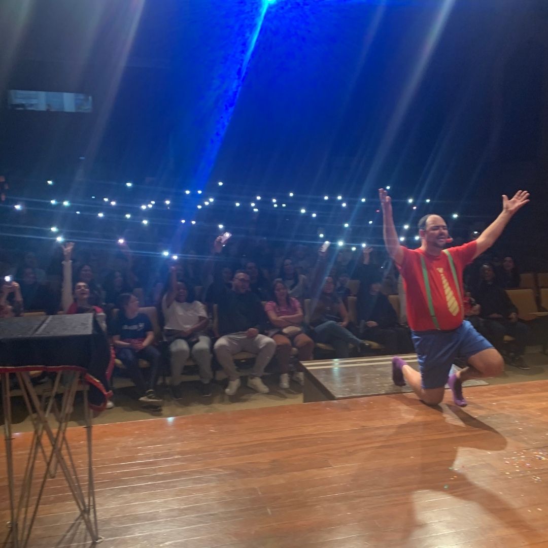 Mágico Willy no palco com truque de mágica